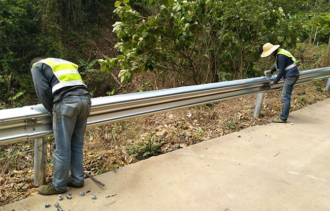芜湖高速公路护栏的定期维护与保养